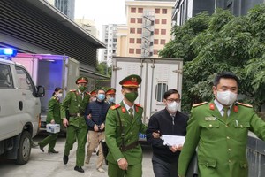 Dẫn giải các bị cáo đến tòa. 