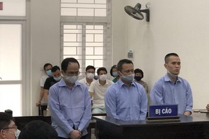 Bị cáo Đức (ở giữa) hồi phiên tòa sơ thẩm.