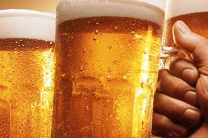 Nhận 2 “cú giáng” liên tiếp, cổ phiếu bia gục ngã