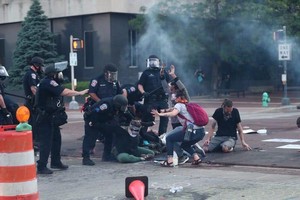 Bất ổn xã hội tại Mỹ tăng cao, chứng khoán vẫn phớt lờ