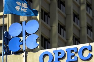 Giá dầu giảm trước dấu hiệu OPEC+ tăng dần sản lượng trở lại