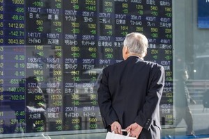 Các quỹ đầu tư toàn cầu tiếp tục giảm tỷ trọng cổ phiếu mặc dù chứng khoán tăng