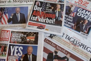 Các trang nhất của tờ báo Đức hiển thị các tiêu đề của các tờ báo Chủ nhật (8/11) sau khi các hãng tin tức về Joe Biden là người chiến thắng trong cuộc bầu cử tổng thống Mỹ tại Berlin, Đức. Ảnh: Maja Hitij