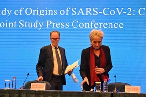 Peter Ben Embarek và Marion Koopmans đến dự cuộc họp báo để kết thúc chuyến thăm của nhóm chuyên gia quốc tế từ Tổ chức Y tế Thế giới (WHO) tại thành phố Vũ Hán, Trung Quốc vào ngày 9/2/2021. Ảnh: Getty Images