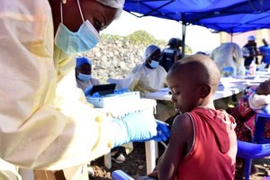 Một nhân viên y tế Congo tiêm vắc xin Ebola cho một đứa trẻ tại Trung tâm Y tế Himbi ở Goma, Cộng hòa Dân chủ Congo vào ngày 17/7/2019. Nguồn: Reuters