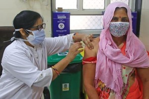 Một người dân đang tiêm một liều vắc xin Covid-19 tại Bệnh viện HB Kanwatia ở Jaipur, Rajasthan, Ấn Độ vào ngày 11/4/2021. Ảnh: Getty Images