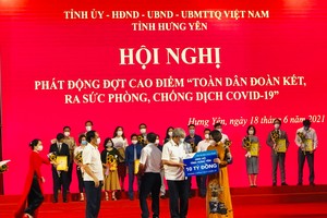 Ông Hoàng Quang Việt. Thành viên HĐQT Hòa Phát đại diện công ty trao ủng hộ cho tỉnh Hưng Yên