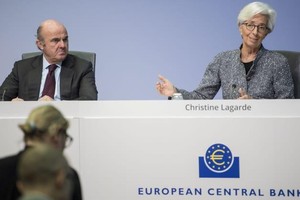 ECB giảm tốc độ mua trái phiếu khi lạm phát tăng cao