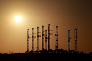 Giá dầu tăng trở lại do lo ngại Nga - Ukraine và IEA kêu gọi cắt giảm sử dụng năng lượng