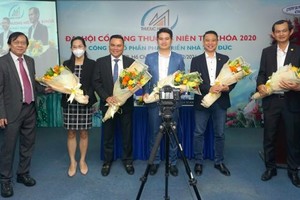 Từ trái sang phải: ông Lê Chí Hiếu, bà Quan Diễm Trang, ông Dương Ngọc Hải, ông Tạ Chí Cường, ông Đàm Mạnh Cường, ông Lữ Minh Sơn.