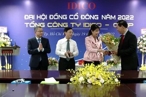 Bà Nguyễn Thị Như Mai người thứ 3 từ bên trái sang phải.