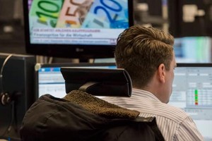 Euro đạt mức ngang giá so với đồng đô la, chạm mức thấp nhất kể từ tháng 12/2002