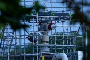 Giá khí đốt nhảy vọt ở cả hai bờ Đại Tây Dương khi các người mua tăng cường tìm kiếm nguồn cung