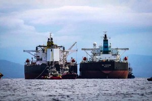 Hai tàu chở dầu chuyển dầu thô ở Vịnh Laconian ngoài khơi bờ biển Hy Lạp vào ngày 24/8