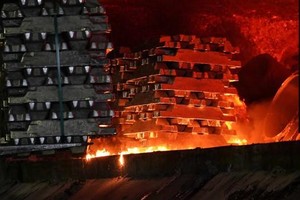 Thị trường nhôm chứng kiến "cú đánh kép"