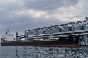 Một con tàu chở ngũ cốc chờ ra khơi từ cảng Odesa ở Ukraine