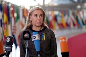 Ủy viên năng lượng Kadri Simson đang nói chuyện với giới truyền thông