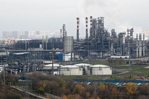 Giá dầu thô khó giảm do chi phí vận chuyển tăng cao