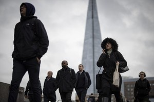 ILO: Lạm phát gia tăng khiến tiền lương thực tế giảm đáng kể