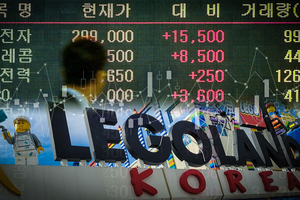 Hàn Quốc tìm cách thu hút dòng tiền ngoại vào thị trường chứng khoán 