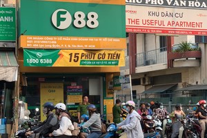 Cảnh sát khám xét tại cửa hàng quận Tân Bình của Chuỗi cầm đồ F88.