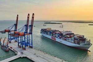 Siêu tàu container lớn nhất thế giới OOCL Spain cập Cảng Gemalink (Ảnh: Lê Toàn).