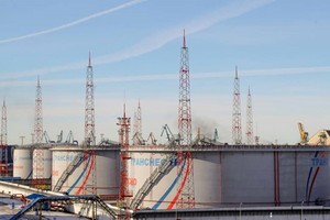 OPEC bất ngờ thông báo cắt giảm sản lượng trước thềm cuộc họp