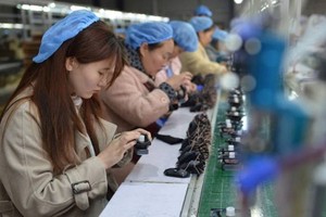 Nền kinh tế toàn cầu đang chống lại các mối đe dọa địa chính trị và khủng hoảng ngân hàng