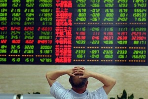 Các thị trường mới nổi đang chịu một đòn kép