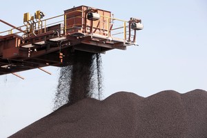 Tình thế tiến thoái lưỡng nan của Trung Quốc với giá quặng sắt và giải cứu thị trường bất động sản