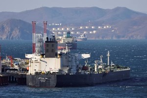 Mỹ và Anh thắt chặt thực thi trần cơ chế trần giá dầu