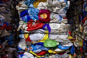 Công suất hóa dầu dư thừa làm cho nhựa nguyên sinh rẻ hơn nhựa tái chế