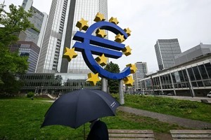 ECB tiếp tục giữ nguyên lãi suất