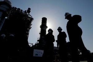 Tăng trưởng sản xuất dầu từ Mỹ và Iran gây áp lực lên Ả Rập Xê Út