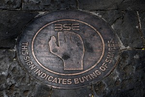 Vốn hóa thị trường chứng khoán Trung Quốc và Hồng Kông bốc hơi 4.800 tỷ USD