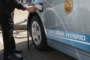 Các nhà sản xuất ô tô đặt cược vào xe hybrid khi quá trình chuyển đổi sang xe điện đang chậm lại