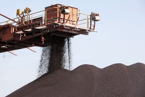 Nhu cầu suy yếu thách thức đà hồi phục của giá quặng sắt