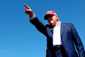 Capital Economics: Thuế quan và chính sách nhập cư của ông Trump có thể làm vỡ bong bóng thị trường chứng khoán nếu đắc cử