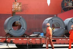 Thép Trung Quốc tiếp tục tràn ngập thị trường toàn cầu và và đẩy giá xuống