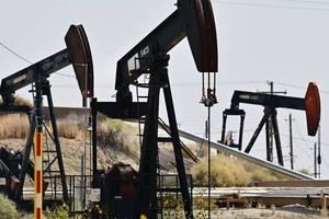 IEA dự báo thặng dư dầu trong năm 2025