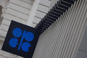 OPEC+ tiếp tục trì hoãn kế hoạch tăng sản lượng thêm một tháng
