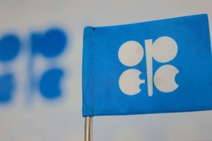 OPEC+ tiếp tục trì hoãn tăng sản lượng cho tới tháng 4
