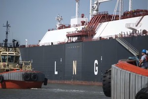 Giá cước vận chuyển LNG giảm mạnh do tình trạng dư thừa tàu