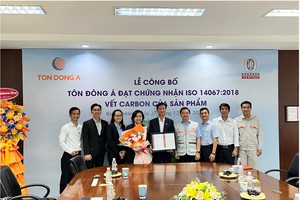 Ông Nguyễn Văn Đại - Phó tổng giám đốc Công ty Cổ phần Tôn Đông Á (đứng giữa) và ông Lâm Vĩnh Hảo - Giám đốc Chi nhánh Công ty Cổ phần Tôn Đông Á tại Thủ Dầu Một kiêm Giám đốc Khối sản xuất (đứng thứ 4 từ phải qua trái) vinh dự nhận chứng nhận ISO 14067:2018 từ đại diện Bureau Veritas Việt Nam