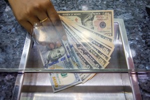 SWIFT: Đồng đô la Mỹ chiếm 50% các giao dịch toàn cầu