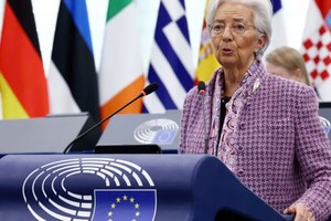 ECB tiếp tục cắt giảm lãi suất để hỗ trợ nền kinh tế