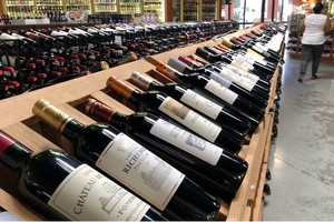 Tổng thống Trump dọa áp thuế 200% đối với rượu nhập từ châu Âu 