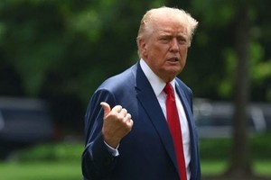 Tổng thống Trump sẽ không bổ nhiệm bất kỳ ai vào Fed nếu họ không ủng hộ việc cắt giảm lãi suất