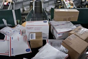 Tổng thống Trump thu hồi miễn trừ "de minimis" đối với hàng nhập khẩu thương mại điện tử toàn cầu