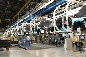 Các nhà sản xuất ô tô toàn cầu chuẩn bị cắt giảm sản lượng do thiếu chip